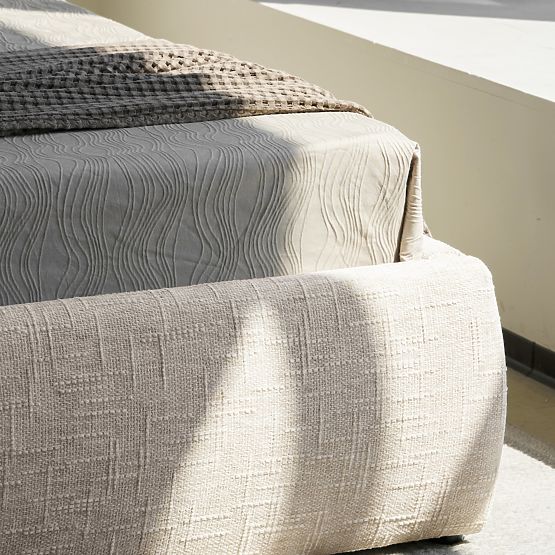 Čalúnená posteľ Nestia 160x200 cm, s roštom a úložným priestorom, svetlo béžová, zaoblená