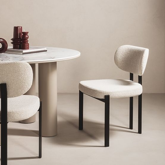 Čalúnená stolička Flare, svetlo béžová/čierne nohy