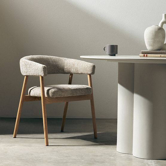 Čalúnená stolička Giovani, béžová/dubové drevo, zaoblená