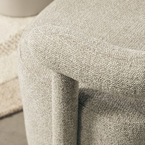 Čalúnené kreslo Glen sivé, oblé tvary