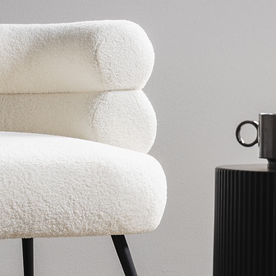 Čalúnené kreslo/stolička Leya ecru, zaoblené, čierne nohy