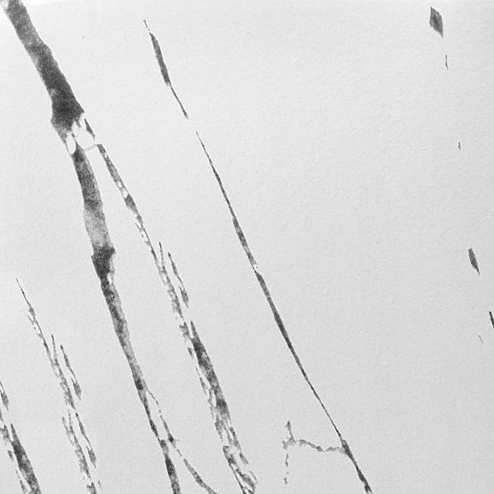 Kovový stojan na kvety MOGREN biely mramor