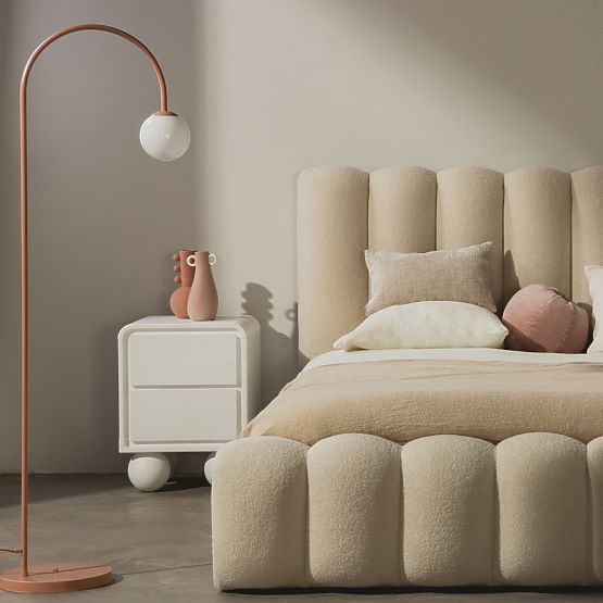 Nočný stolík Lauria biely, zaoblený, nožičky guličky