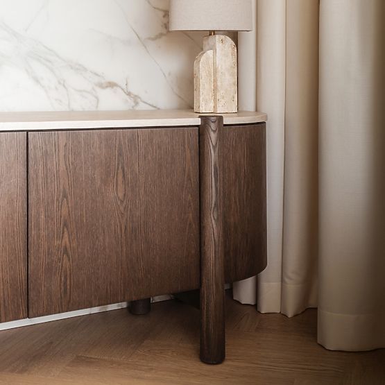 Päťdverová TV skrinka Bruna, dub mocha/mramor cream, zaoblená