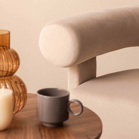 Relaxačné kreslo Hella svetlo béžové, zamatové, zaoblené