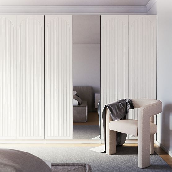 Štvordverová skriňa Neroli, drážky v oblúku/zrkadlo, biela