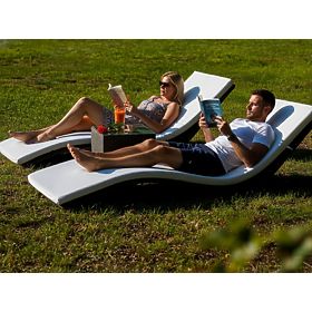 Súprava ležadiel so stolíkom SUCCESSO z šedého technoratanu